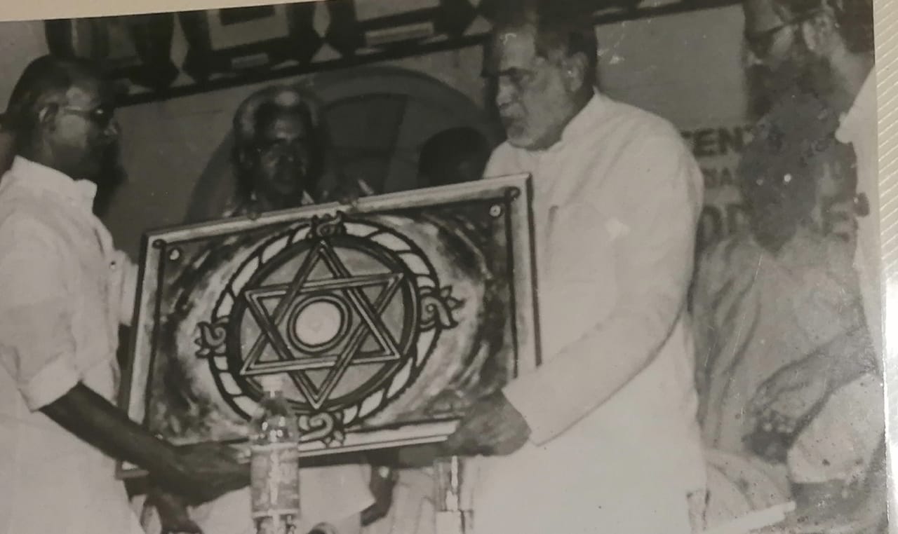 Sri Chandra Shekhar, Former  Prime Minister of India receiving Artist Kodankandath  painting at Town